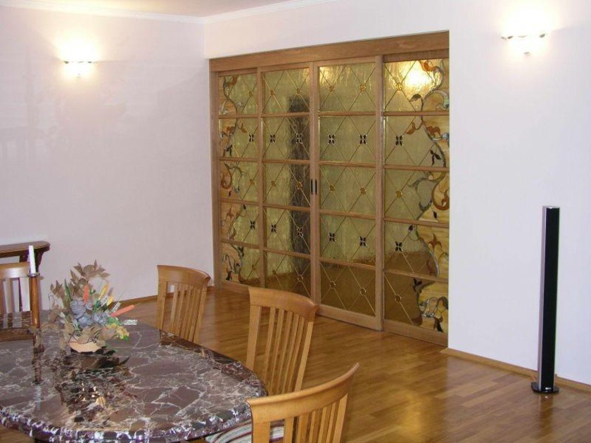 Перегородка для гостиной с цветным стеклом и декоративными вставками Актобе
