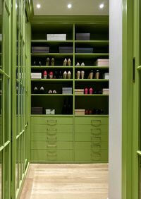 Г-образная гардеробная комната в зеленом цвете Актобе