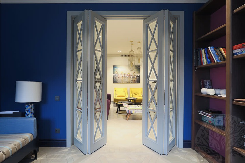 Двери гармошка  для гостиной со стеклами с разделителями Актобе
