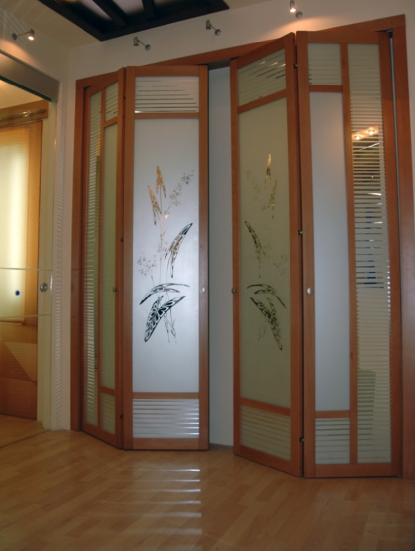 Широкие двери гармошка с матовым стеклом и рисунком Актобе