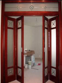 Дверь гармошка с декоративными стеклянными вставками Актобе